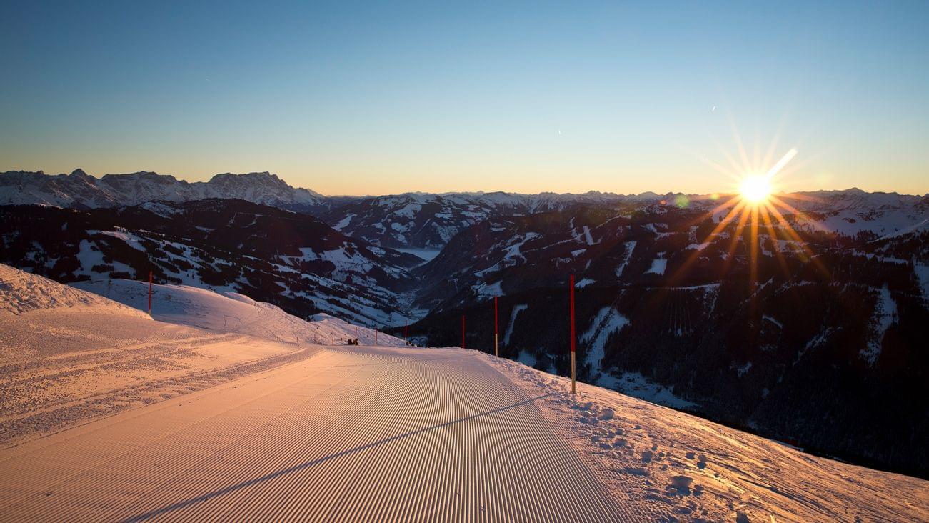 Skiing with mountain panorama in Saalbach